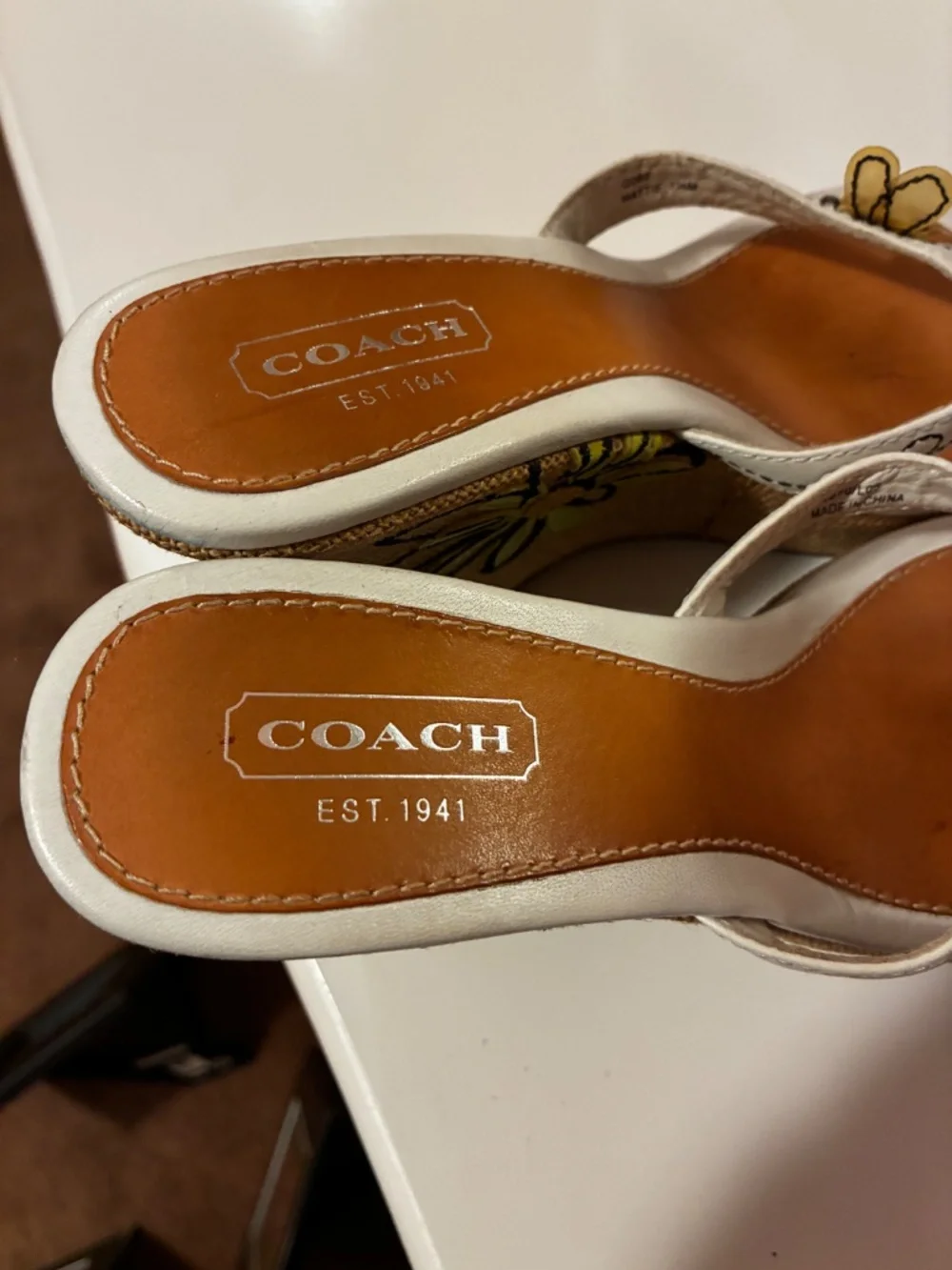 COACH VINTAGE WHITE WEDGE W/BEE APPLIQUE - Picture 3 of 7